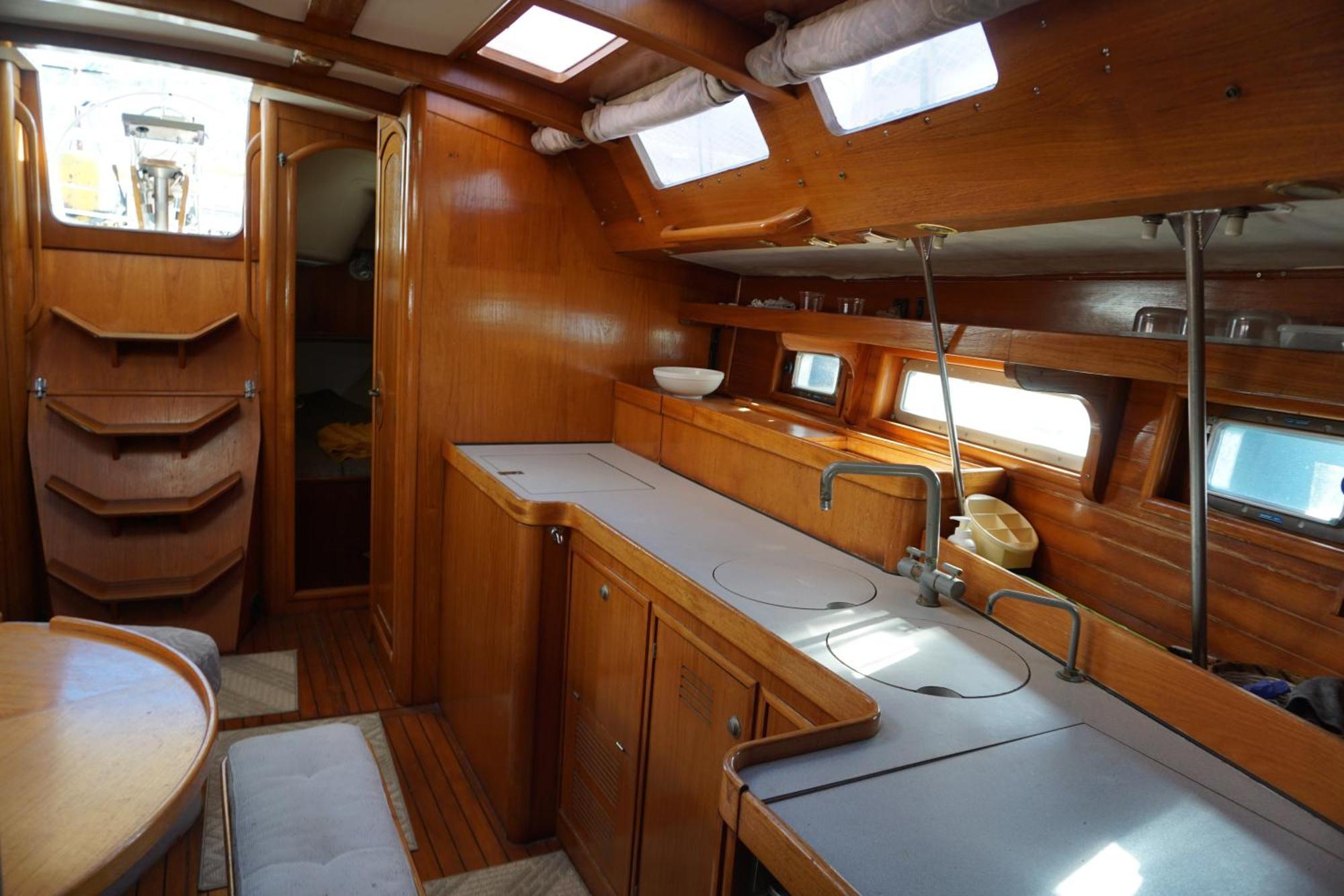 Gloria Sailing Botel *