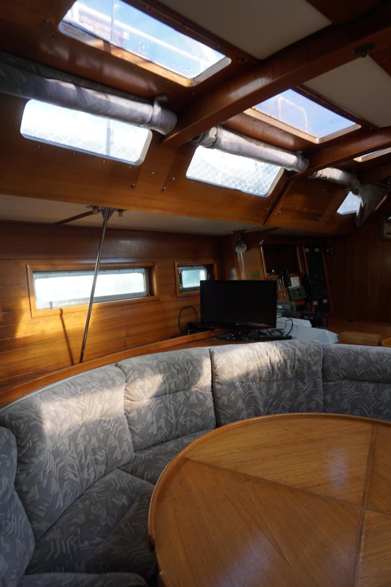 Botel Gloria Sailing