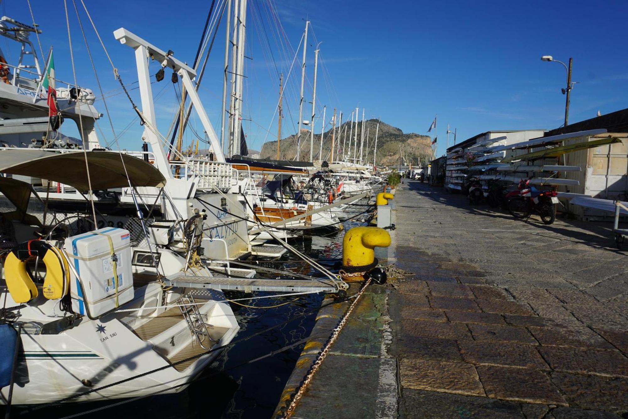 Gloria Sailing Botel *