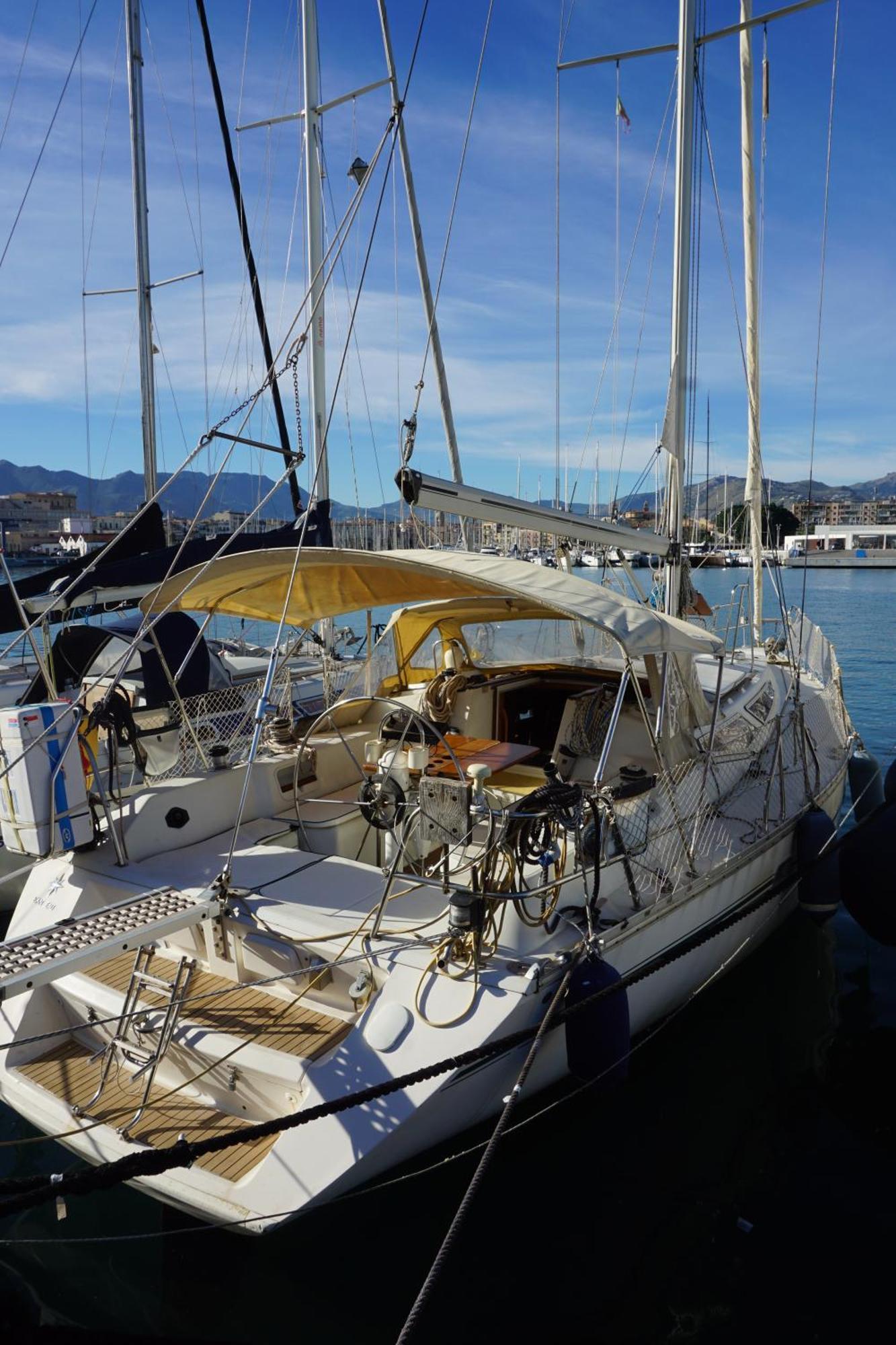 Gloria Sailing Botel *