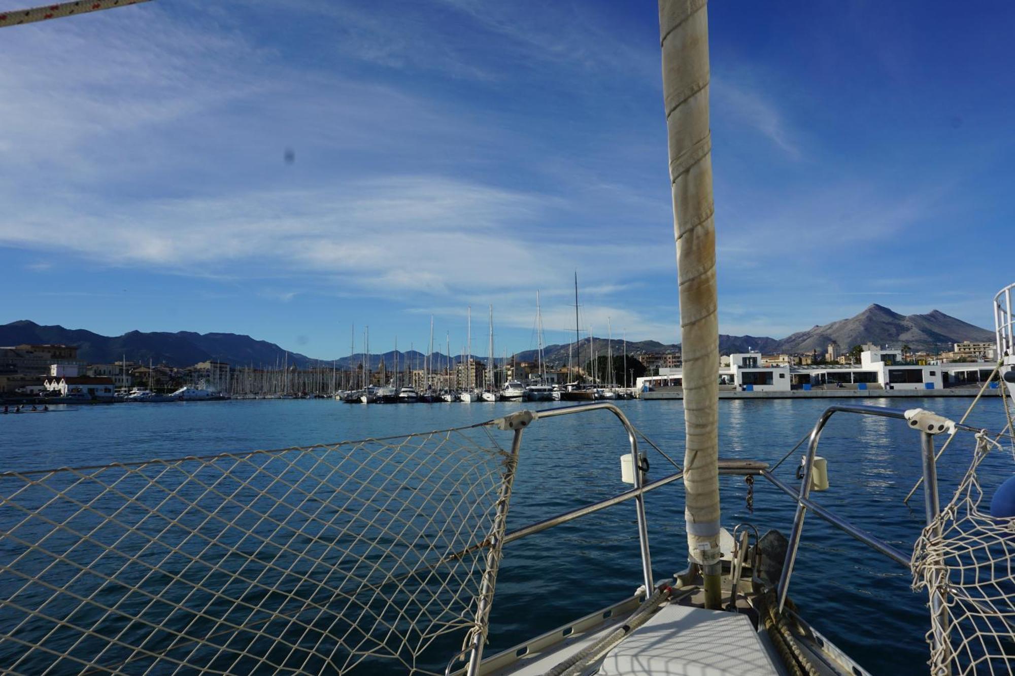 Botel Gloria Sailing