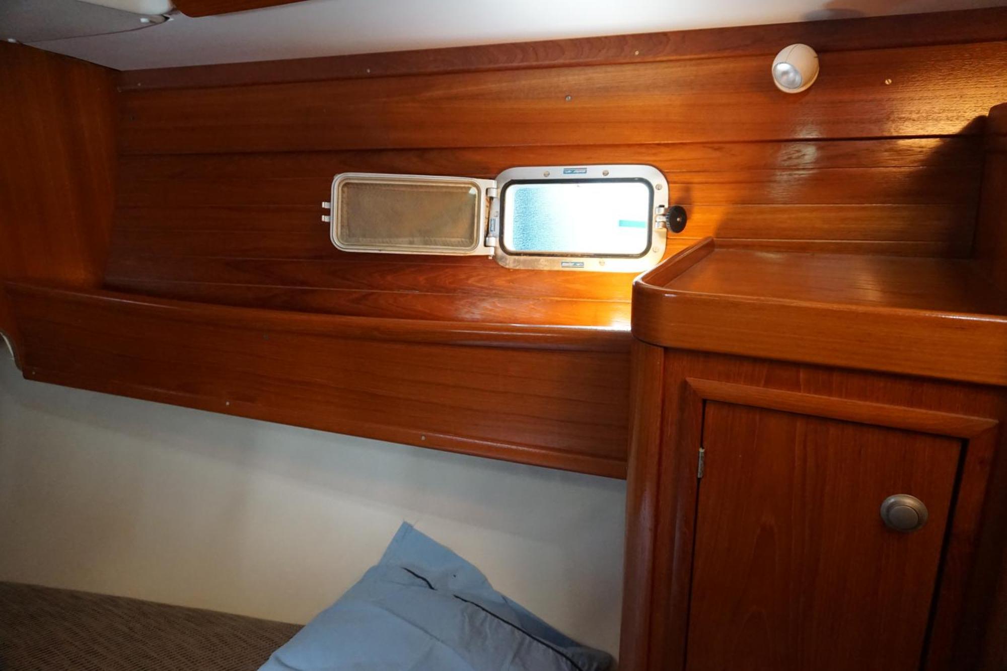 Gloria Sailing Botel *