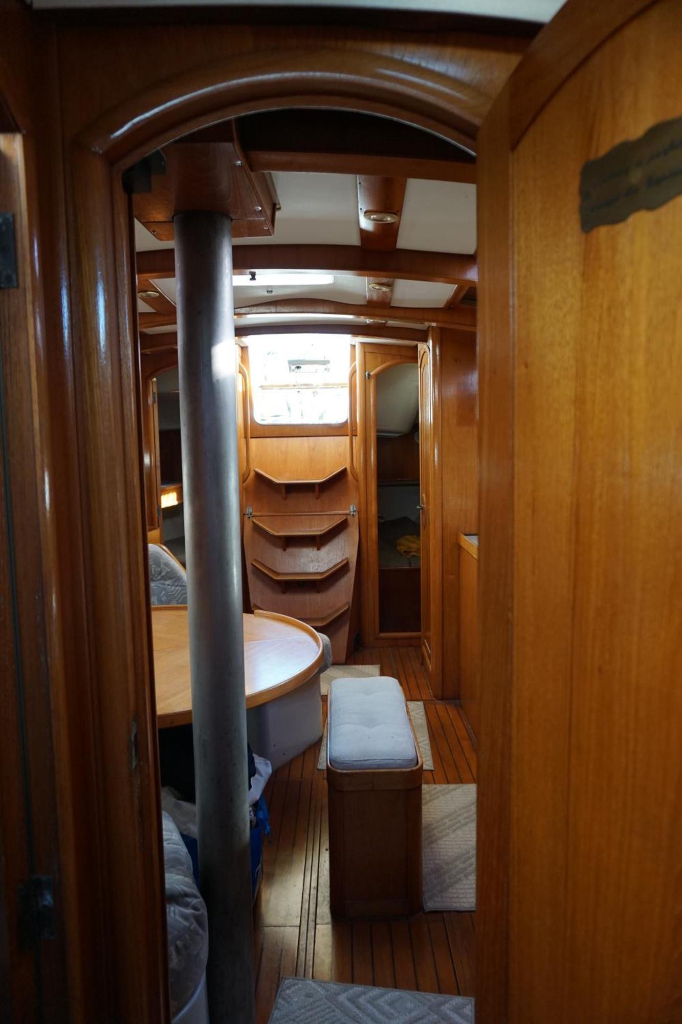 Botel Gloria Sailing