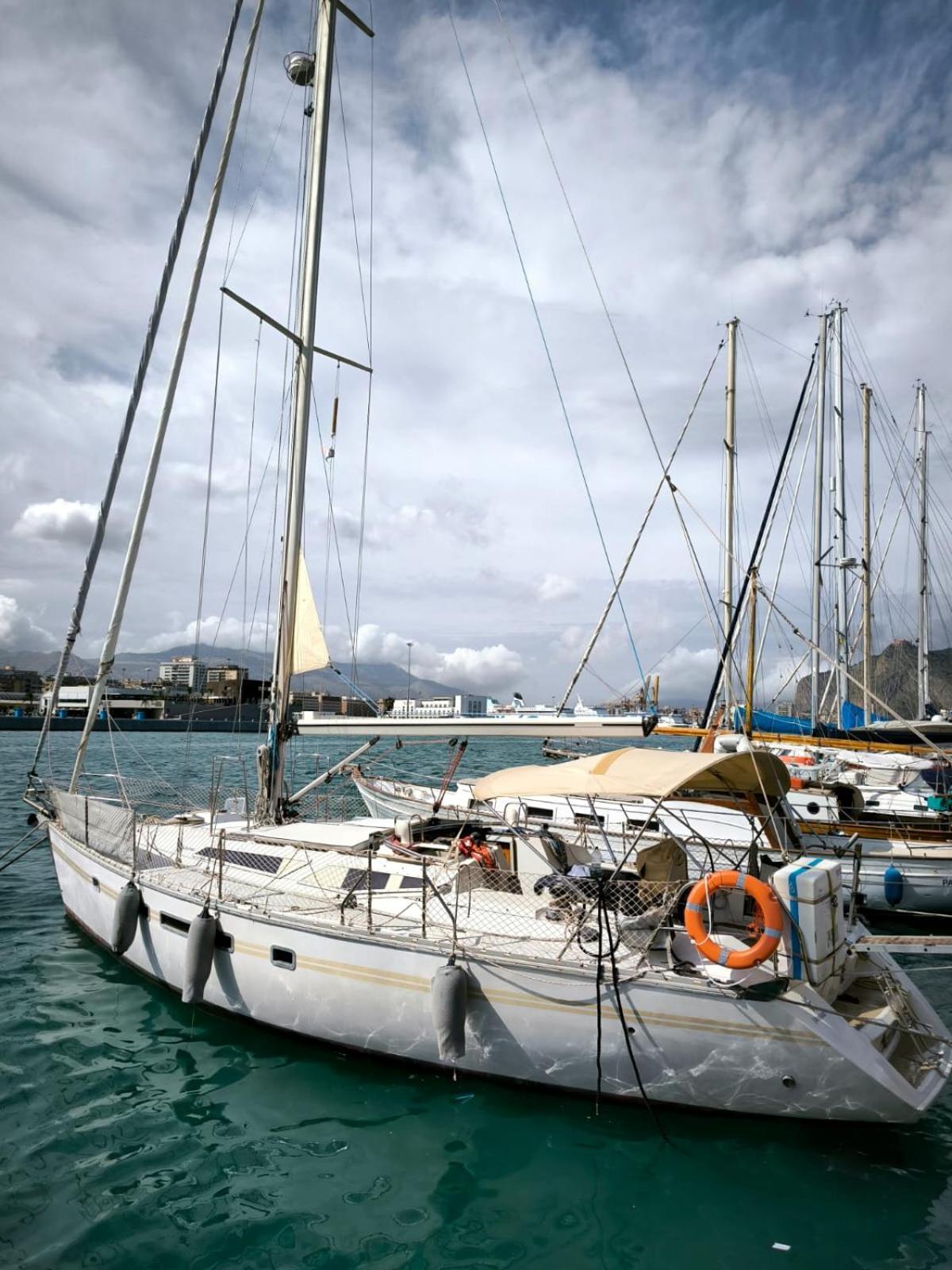 Gloria Sailing